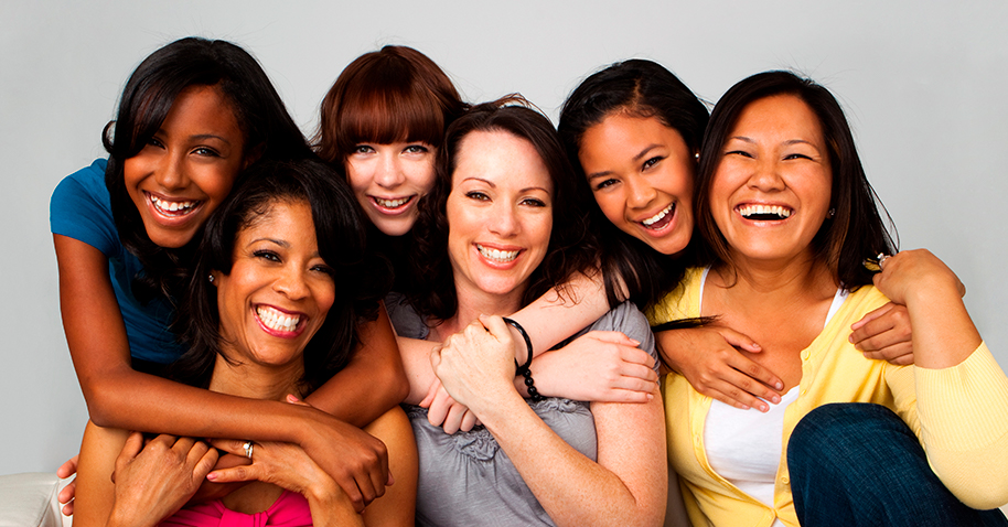 Un grupo diverso de mujeres con cabello natural espeso.